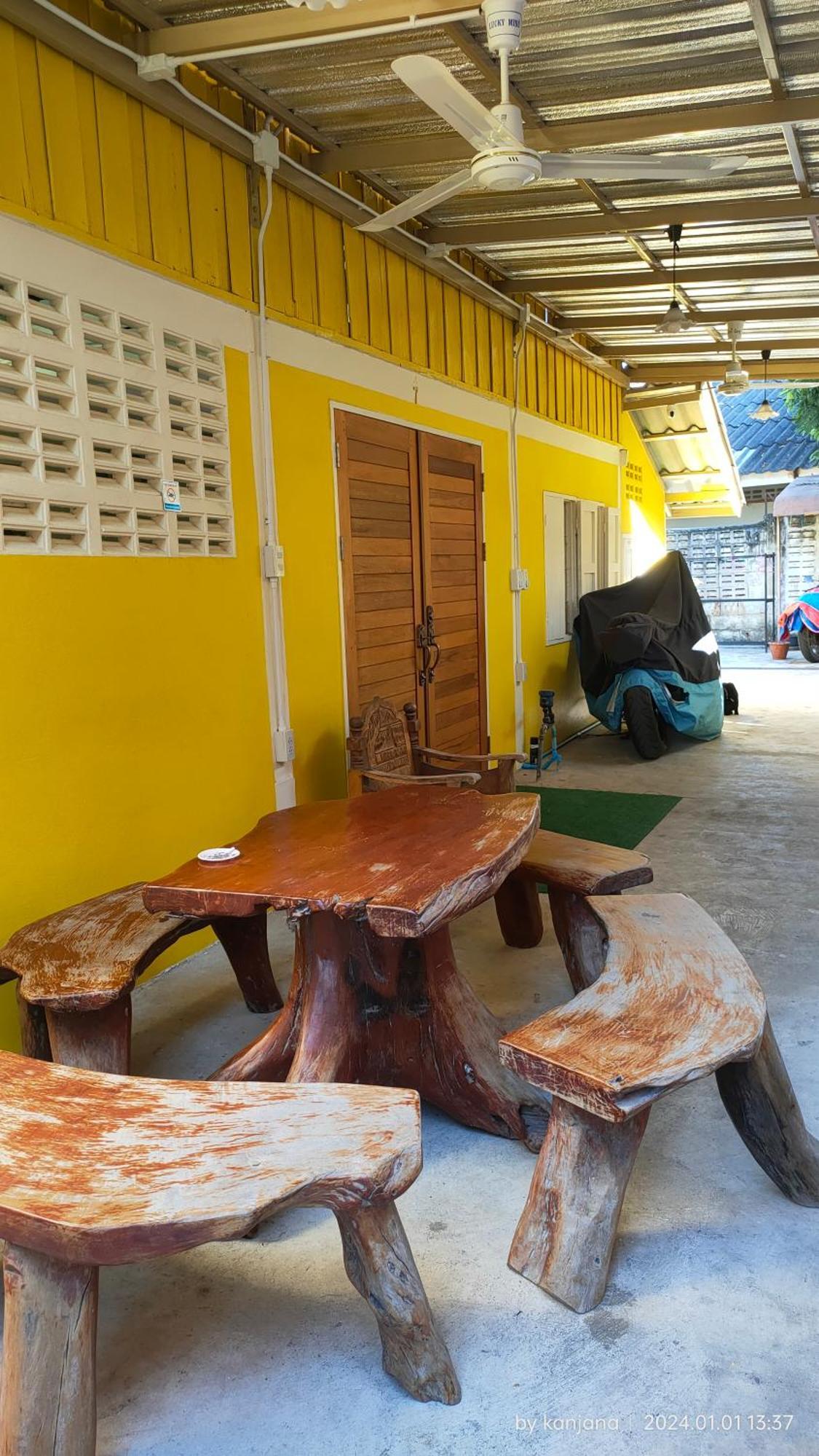 Home Stay At Tapae Chiang Mai Exteriör bild