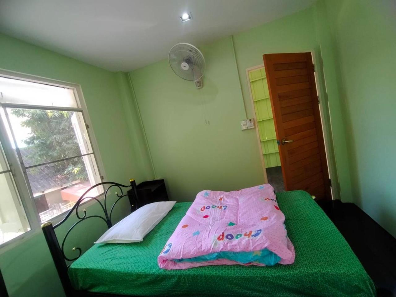 Home Stay At Tapae Chiang Mai Exteriör bild