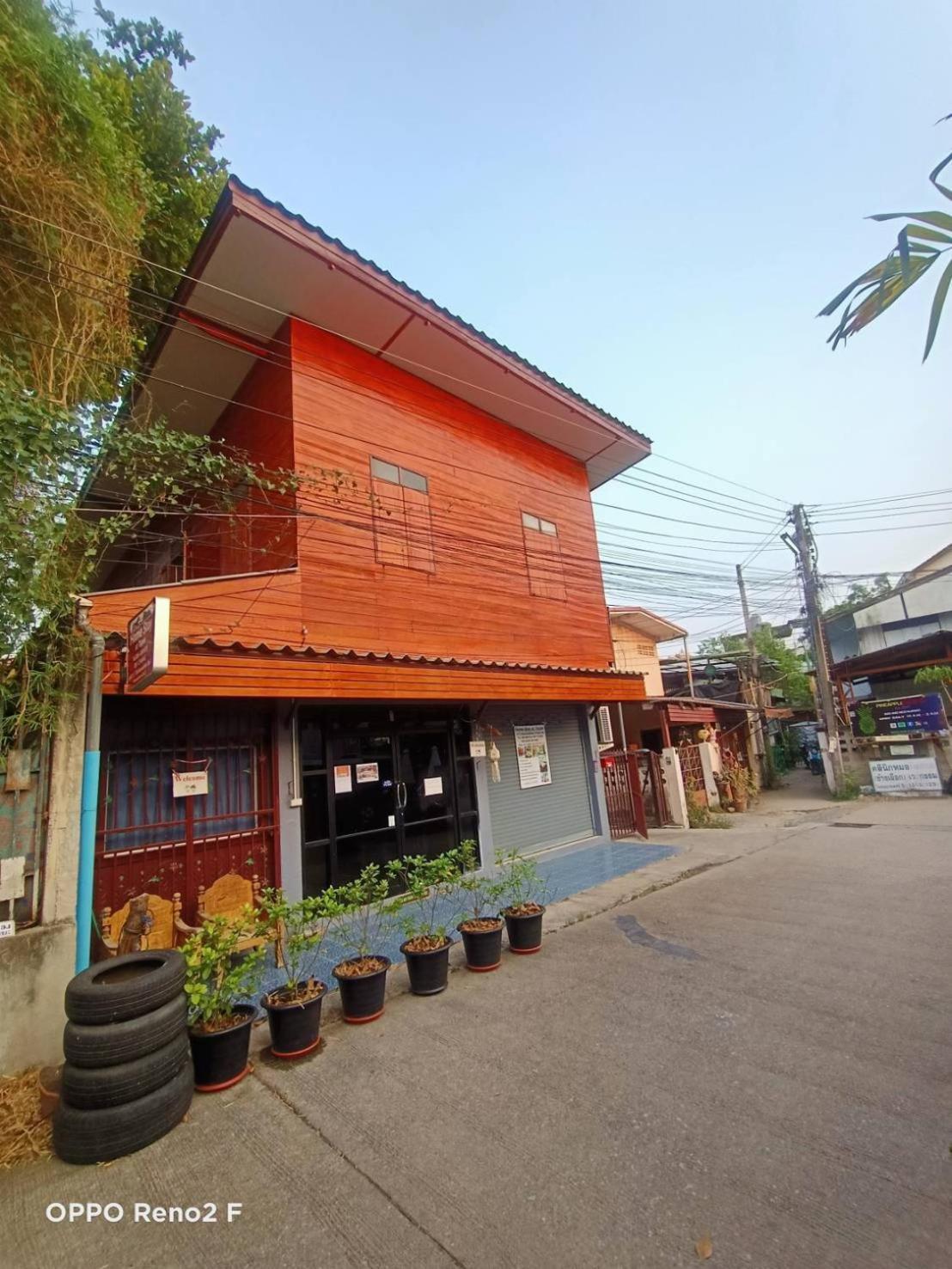 Home Stay At Tapae Chiang Mai Exteriör bild